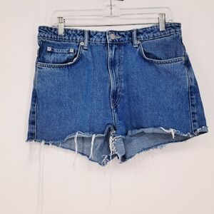 Weekday Row Medium Wash Cut Off Jean‎ Shorts Size 32